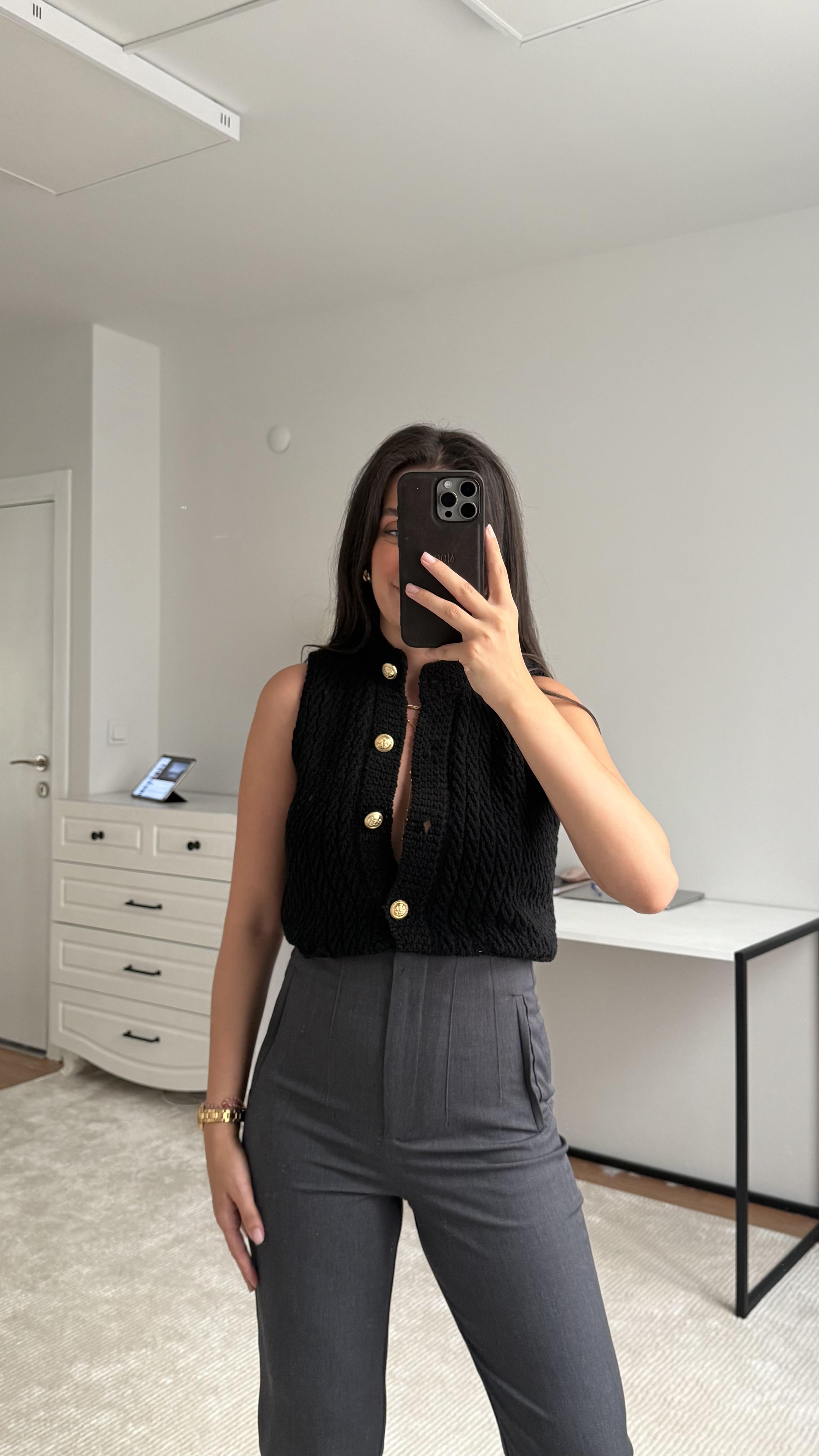 Siyah Gold Düğme Detaylı Örme Yelek