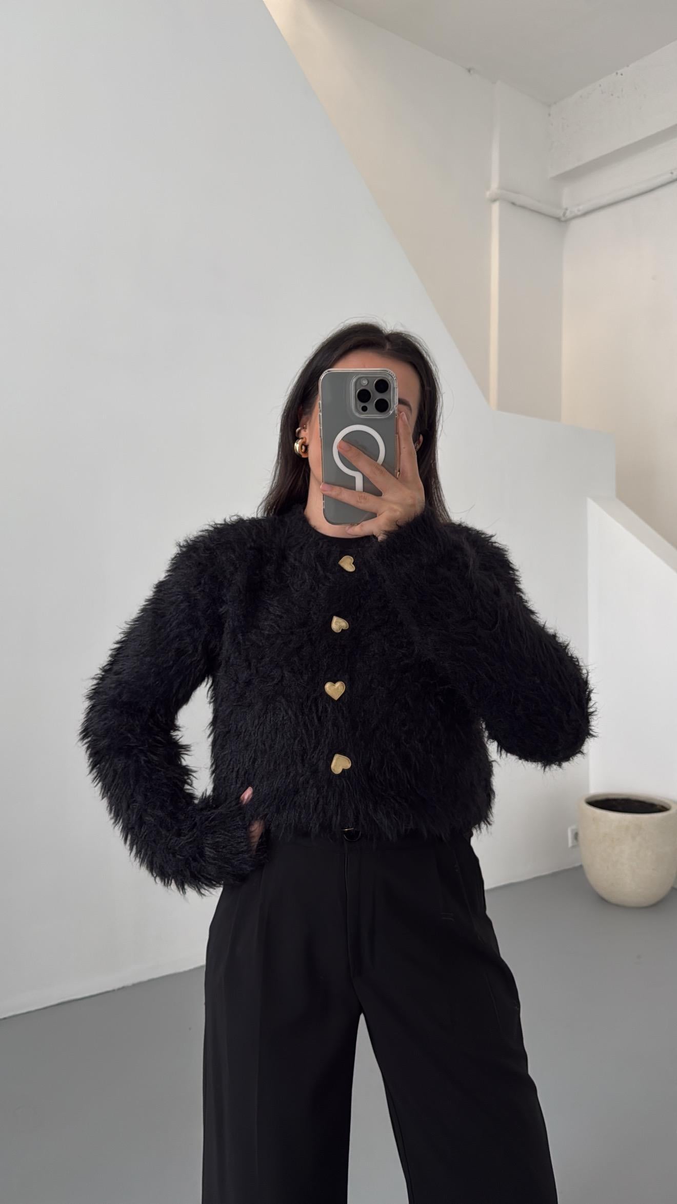 Siyah Kalp Düğme Detaylı Sakallı Örme Hırka