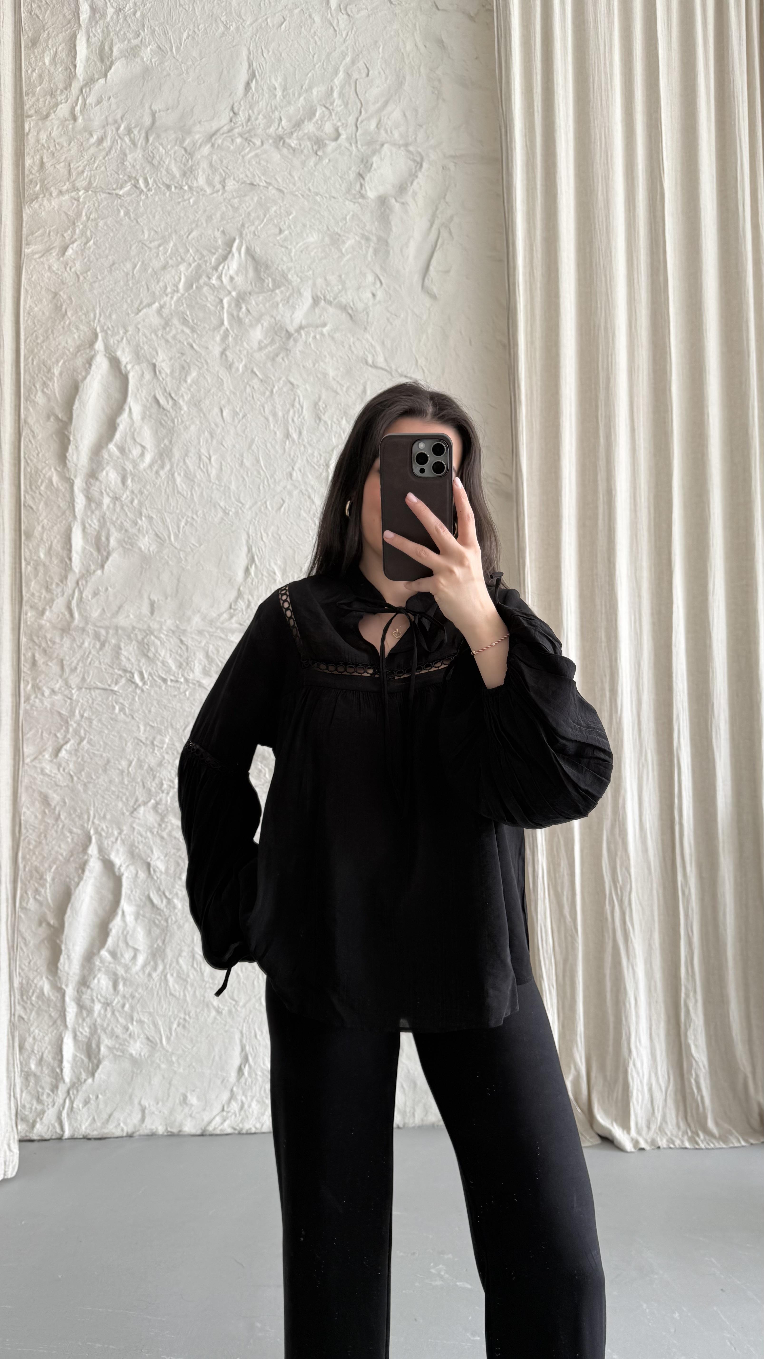 Siyah Nakışlı Bağcık Detaylı Gömlek