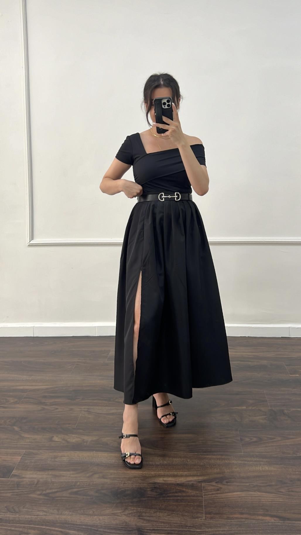 Siyah Pileli Yırtmaçlı Midi Etek