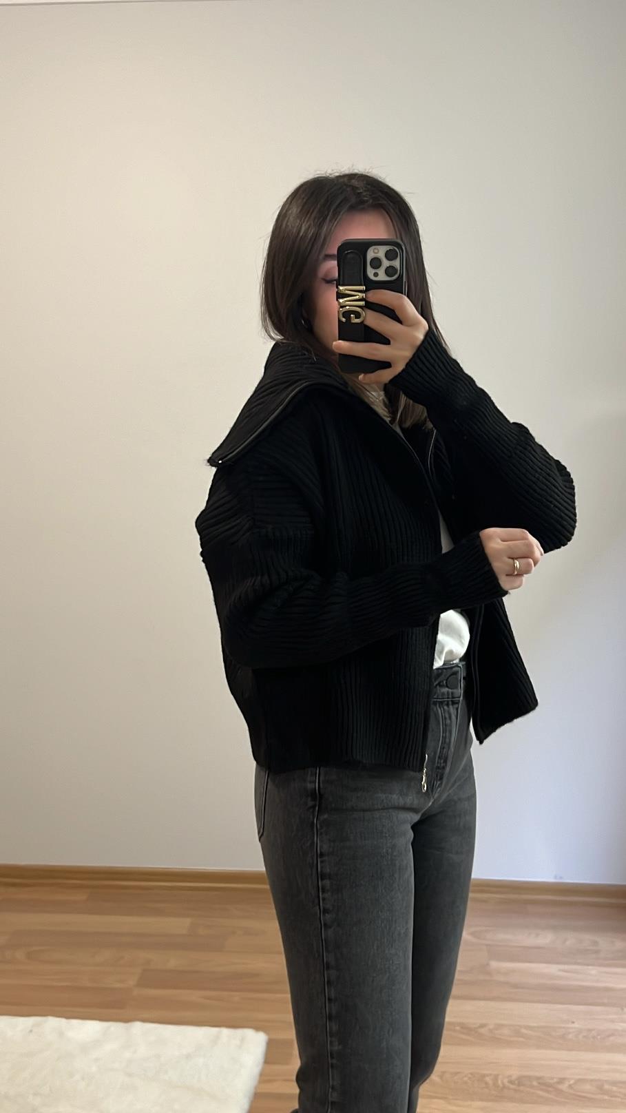 SİYAH YAKA DETAY HIRKA