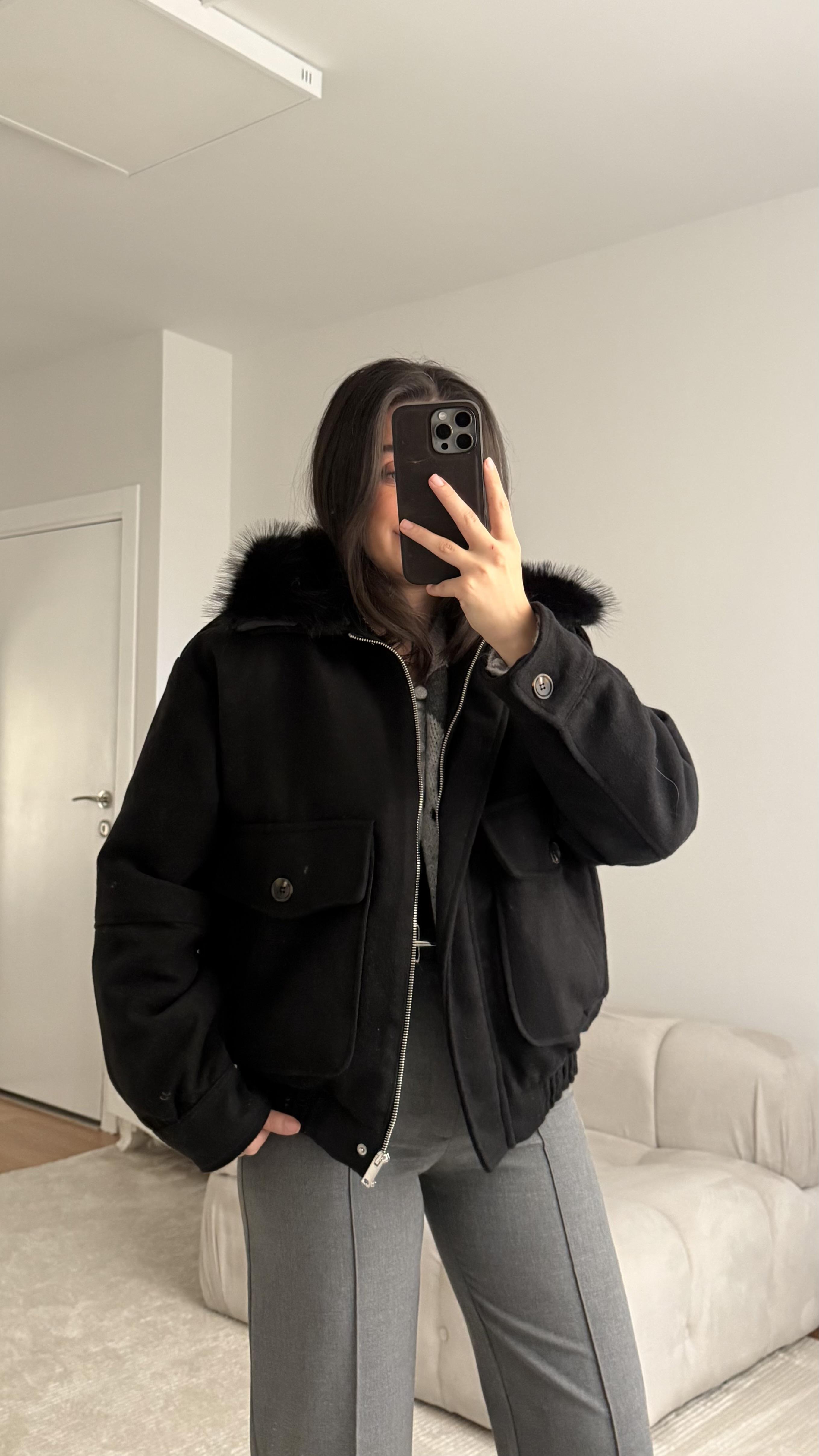 Siyah Yaka Kürklü Kaşe Mont  