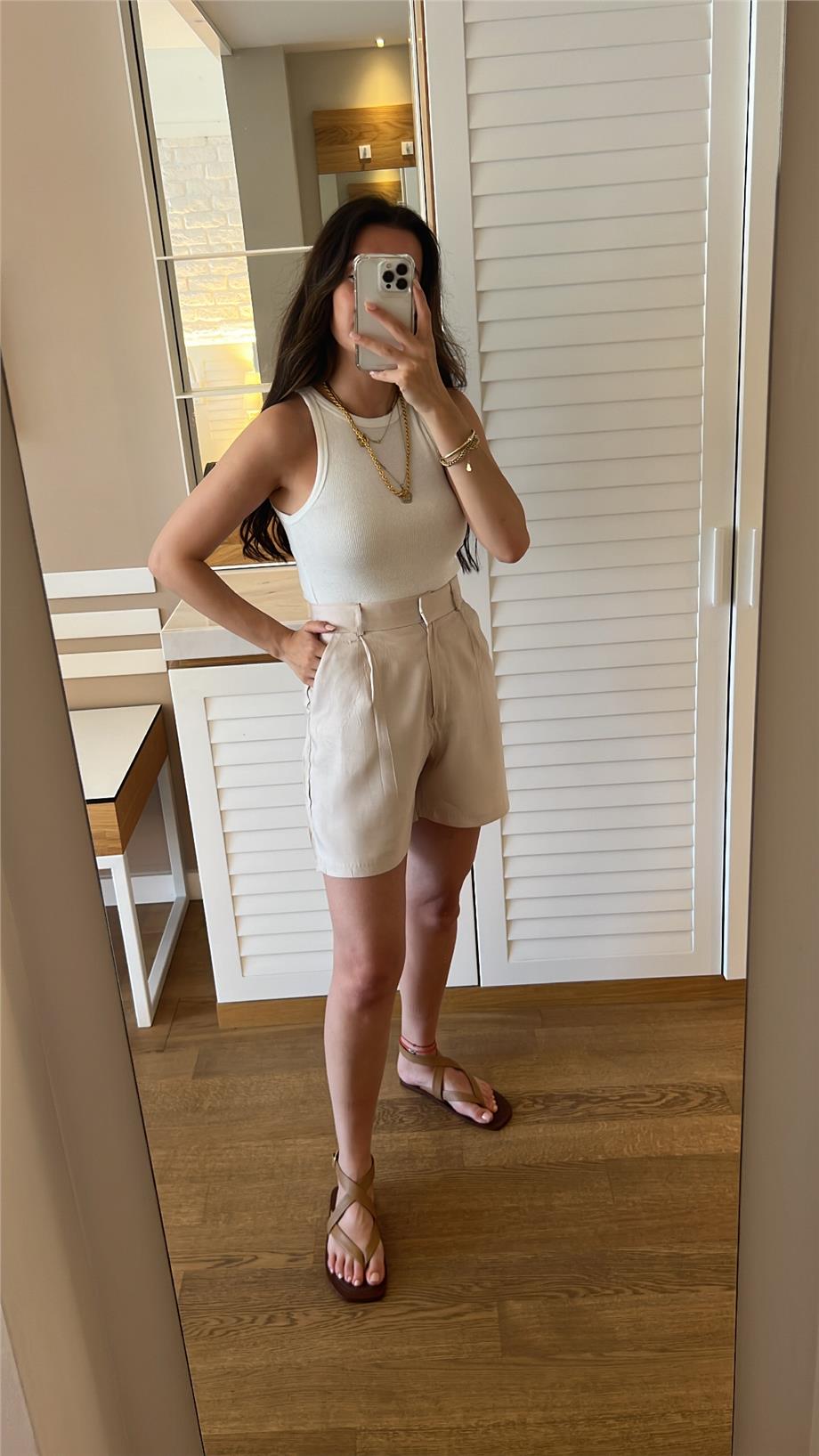 Taş Pens Detay Bermuda Şort