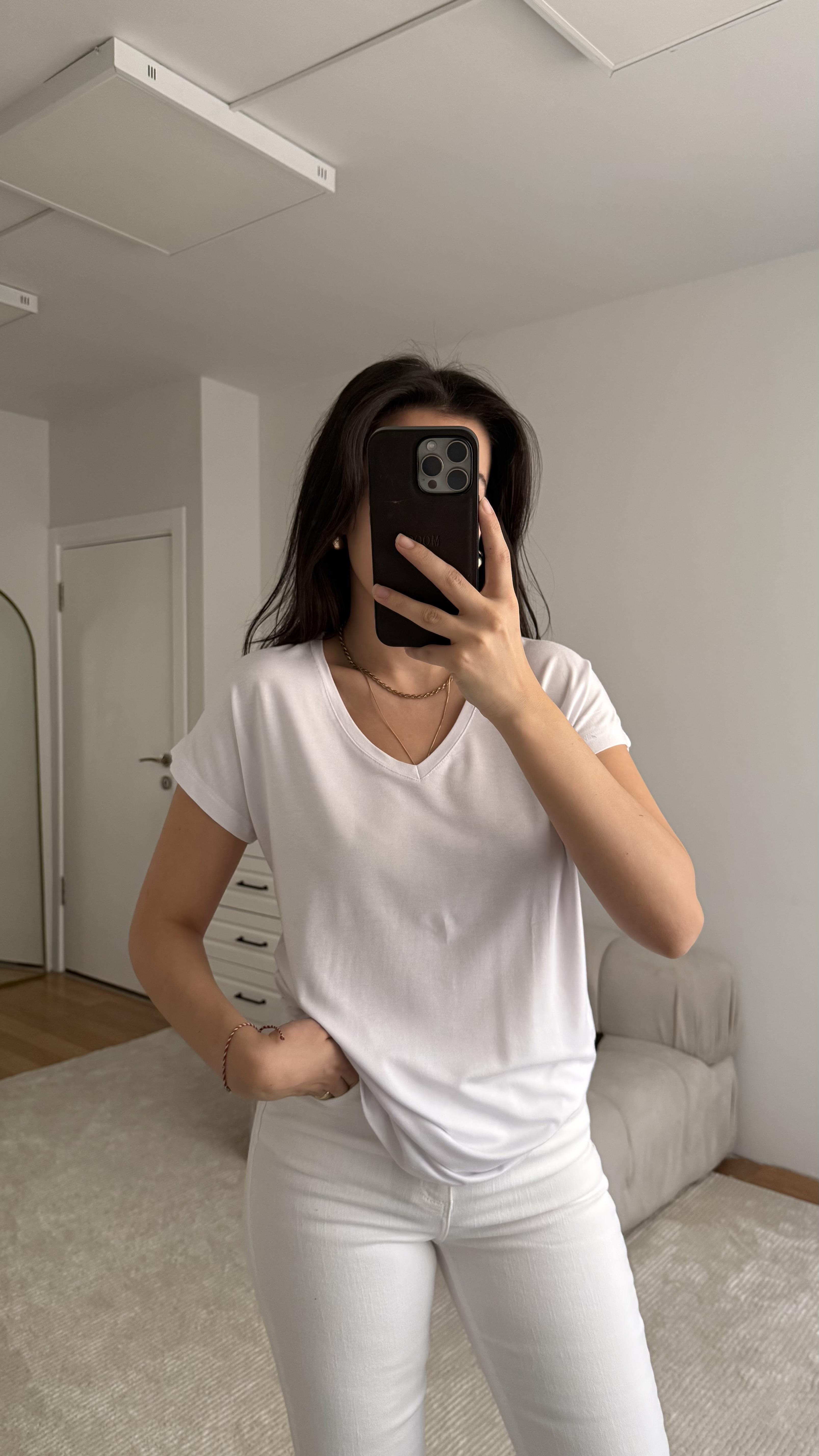 V Yaka Beyaz Modal Tişört