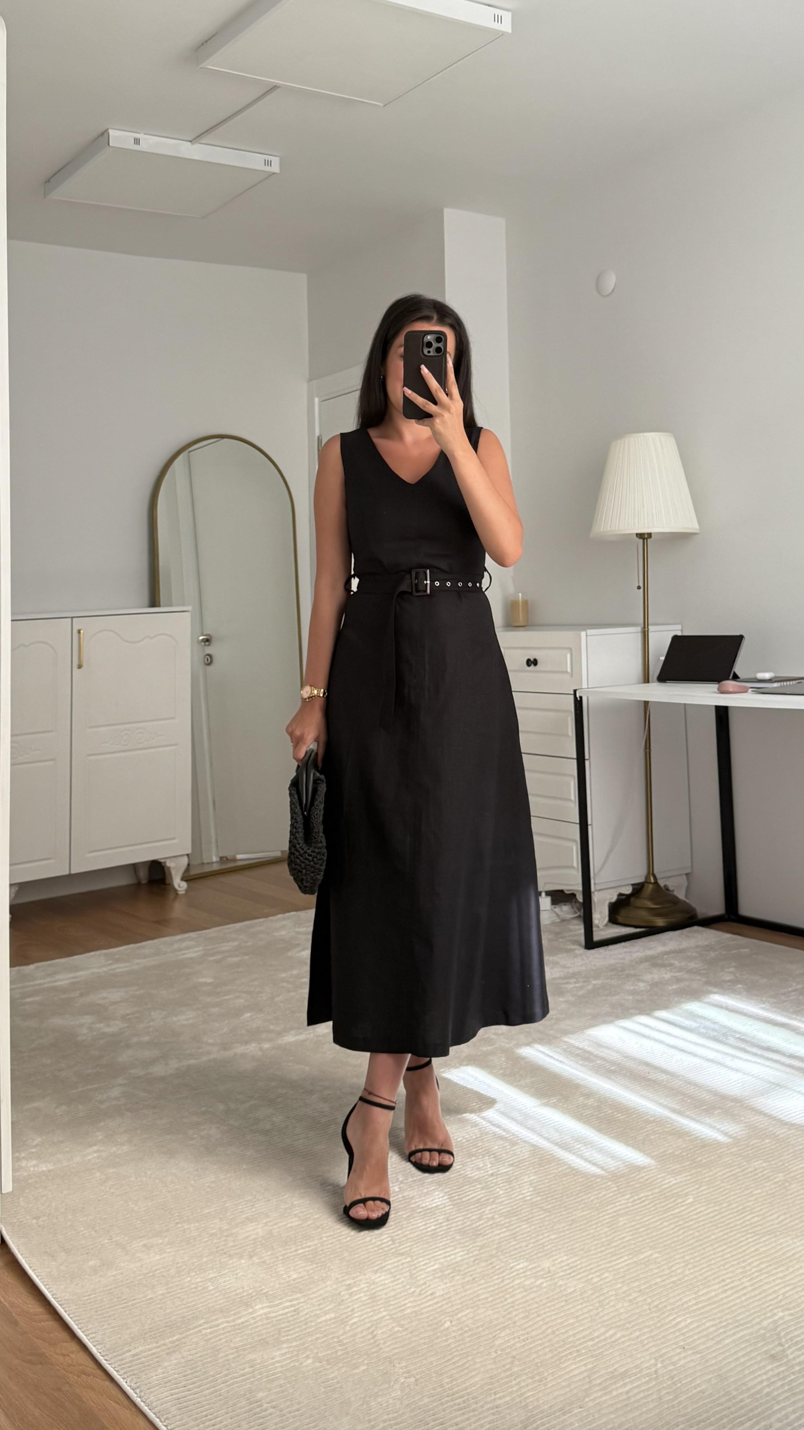 V Yaka Siyah Keten Elbise