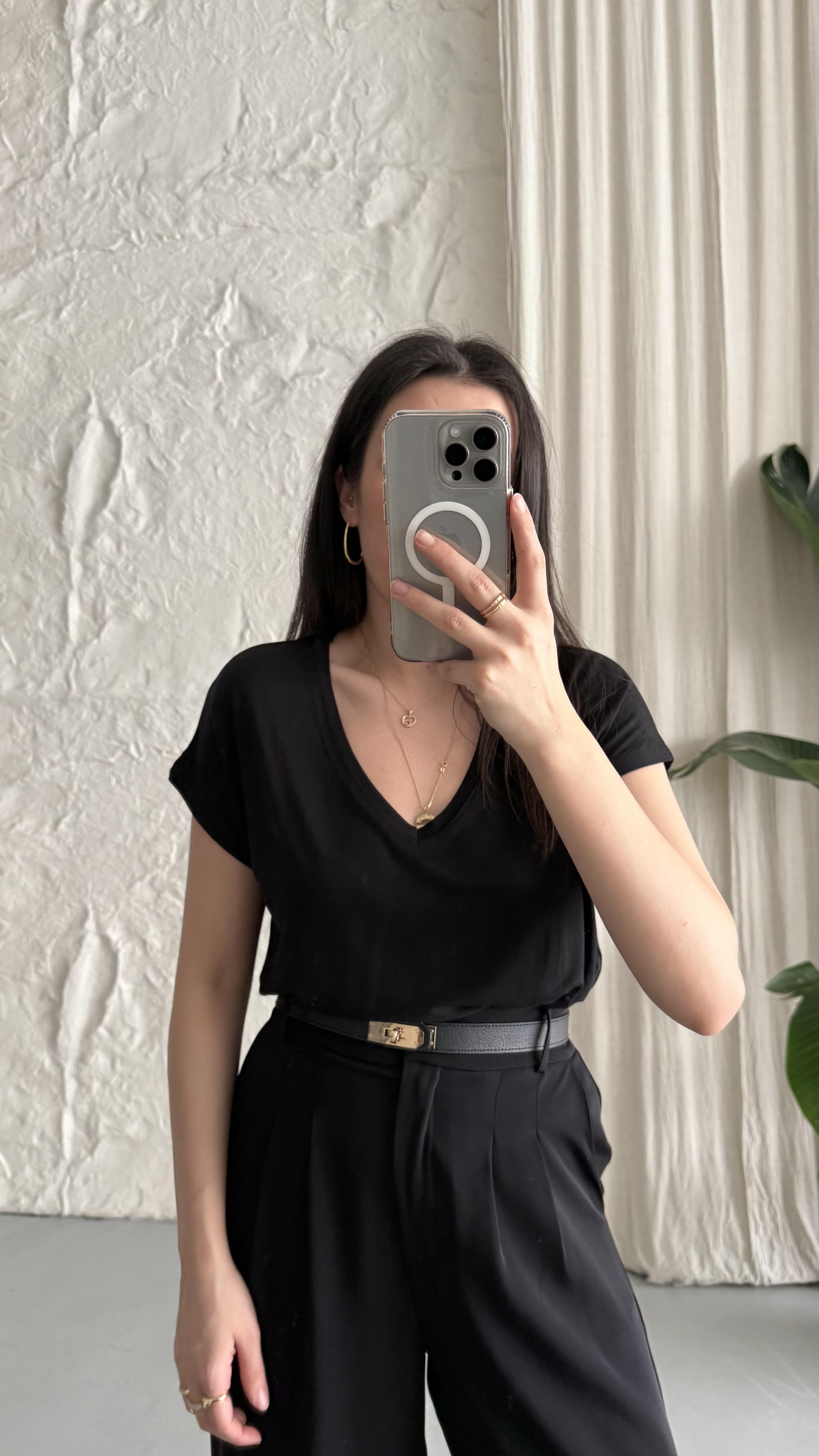 V Yaka Siyah Penye Tişört