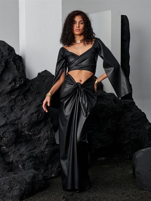 2 Parçalı Önü Bağlamalı Dekolteli Uzun Vegan Deri Elbise - Siyah