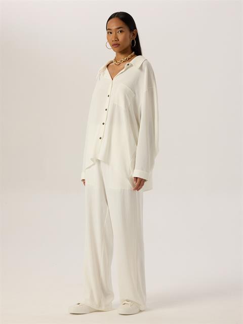 Oversize Cep Detaylı Dökümlü Gömlek - Beyaz