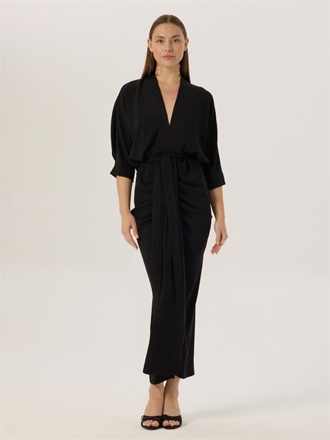 Eteği Süs Düğmeli ve Büzgülü Yırtmaçlı Elbise - Siyah