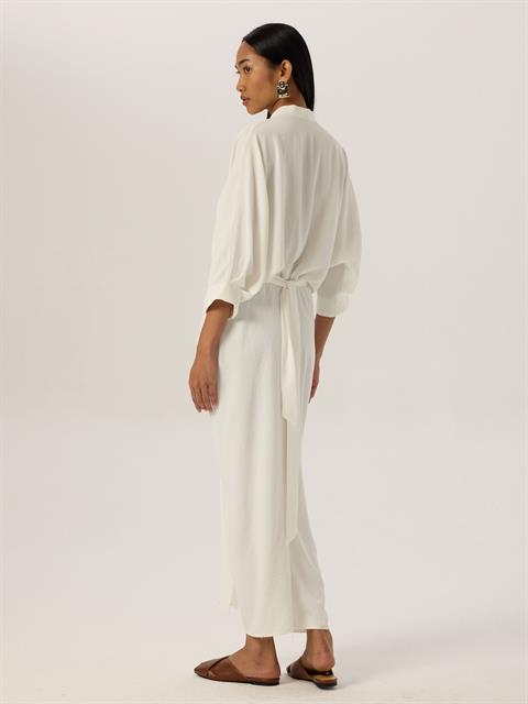 Eteği Süs Düğmeli ve Büzgülü Yırtmaçlı Elbise - Beyaz