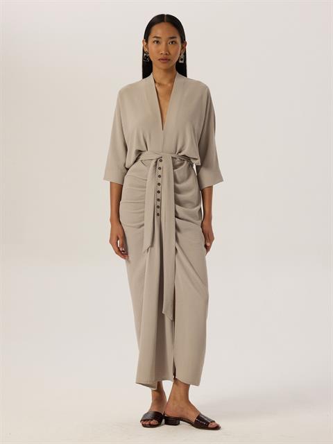 Eteği Süs Düğmeli ve Büzgülü Yırtmaçlı Elbise - Gri