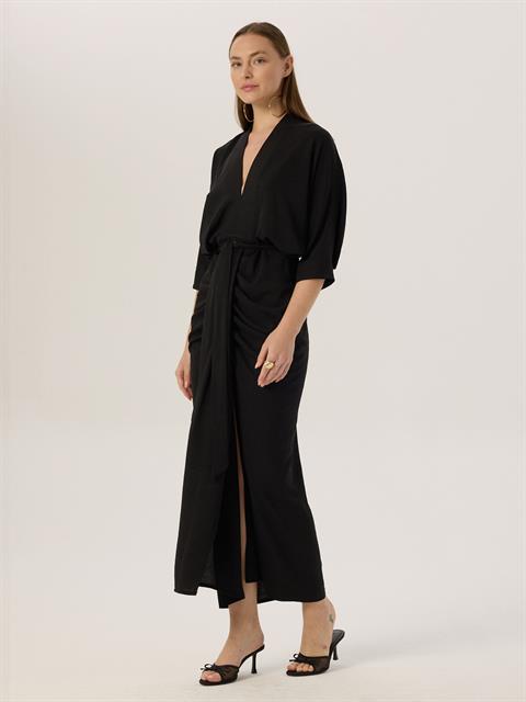 Eteği Süs Düğmeli ve Büzgülü Yırtmaçlı Elbise - Siyah