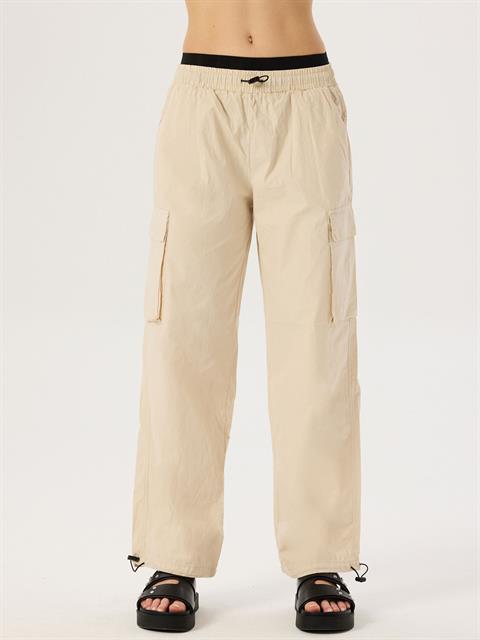 Beli Lastikli ve Büzgü Detaylı Kargo Pantolon - Bej