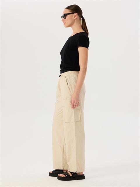 Beli Lastikli ve Büzgü Detaylı Kargo Pantolon - Bej