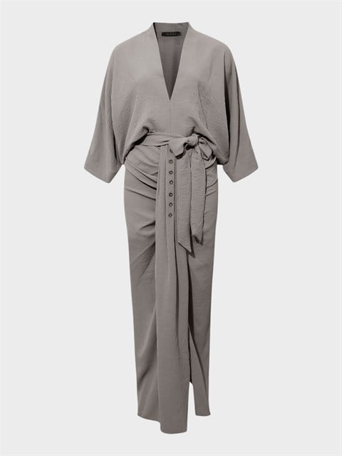Eteği Süs Düğmeli ve Büzgülü Yırtmaçlı Elbise - Koyu Gri