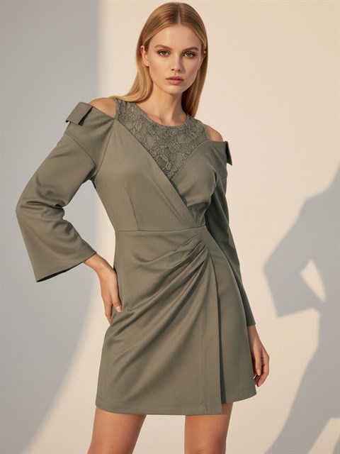 Omuz Dekolteli ve Dantel Garnili Belden Büzgü Mini Elbise - Haki