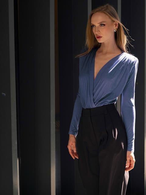 V Yakalı Büzgülü Uzun Kollu Viskon Body - Mavi