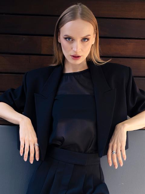 Vatkalı Bisiklet Yaka Tül T-Shirt - Siyah