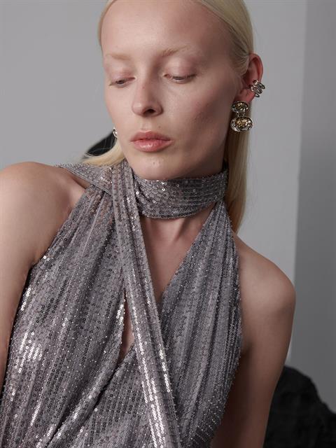 Önü Dekolteli Boyundan Askılı Payetli Kısa Elbise - Gri