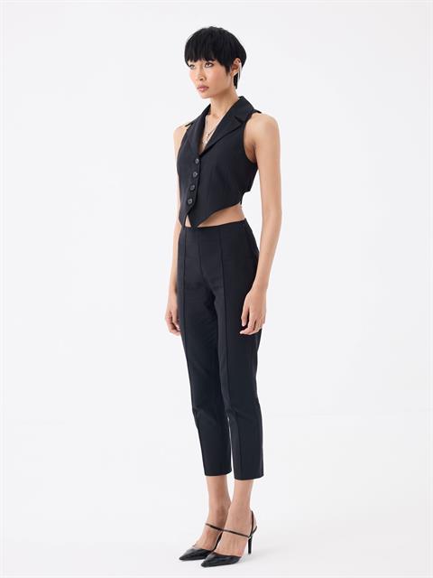 Önü Düğmeli Bel Dekolteli Arkadan Bağlama Detaylı Yelek - Siyah