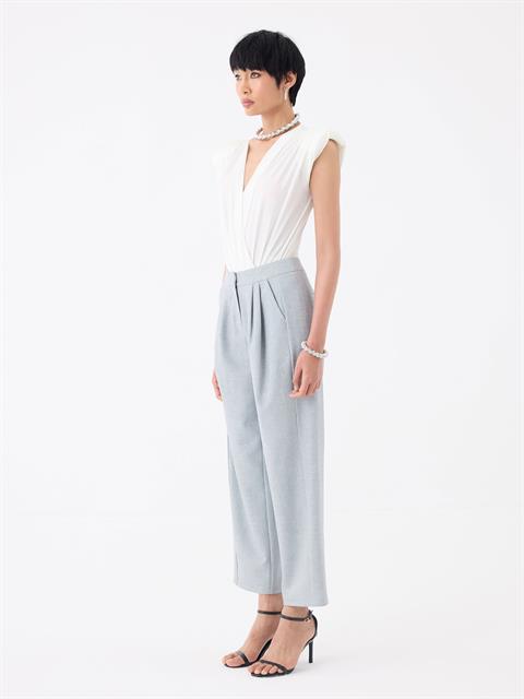 V Yakalı Önü Büzgülü ve Omuzu Vatka Detaylı Body - Ekru