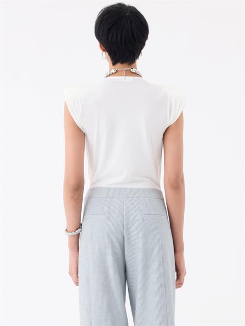 V Yakalı Önü Büzgülü ve Omuzu Vatka Detaylı Body - Ekru