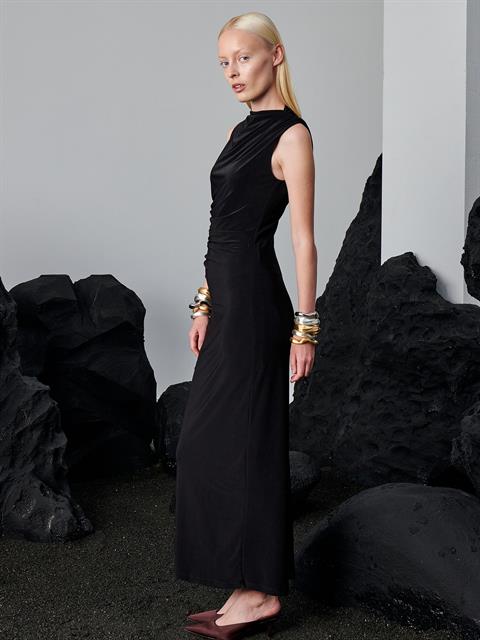 Yakası Büzgülü Dar Kesim Kolsuz Elbise - Siyah