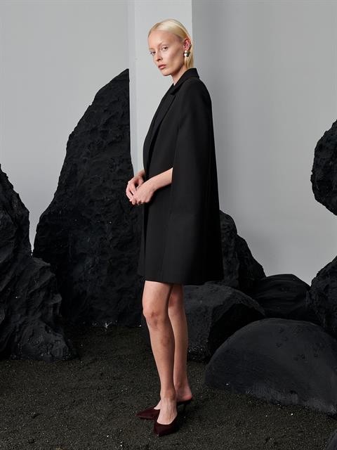 Yakası Parlak Saten Krep Özel Tasarım Şık Pelerin Ceket - Siyah