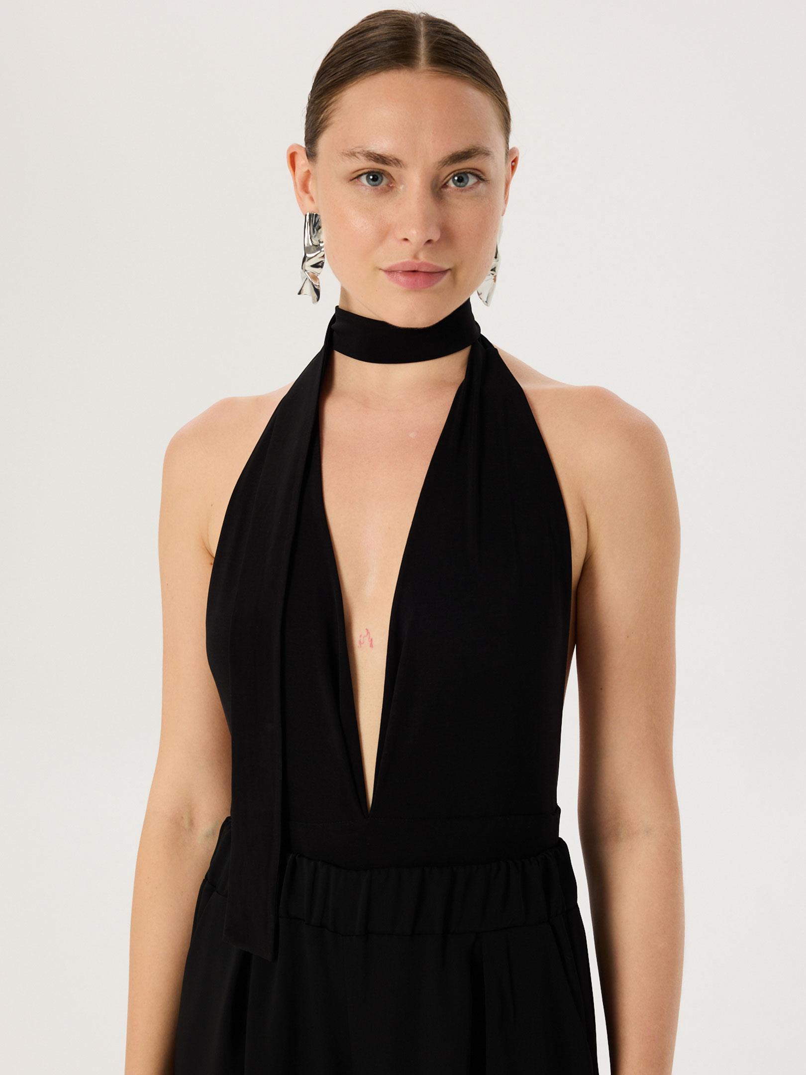 Deep neckline hotsell