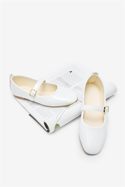 yoep tomomiさん　White cotton ball strap Kadın Üstten Kemerli Tokalı Rahat Günlük Babet Kadın Beyaz Babet