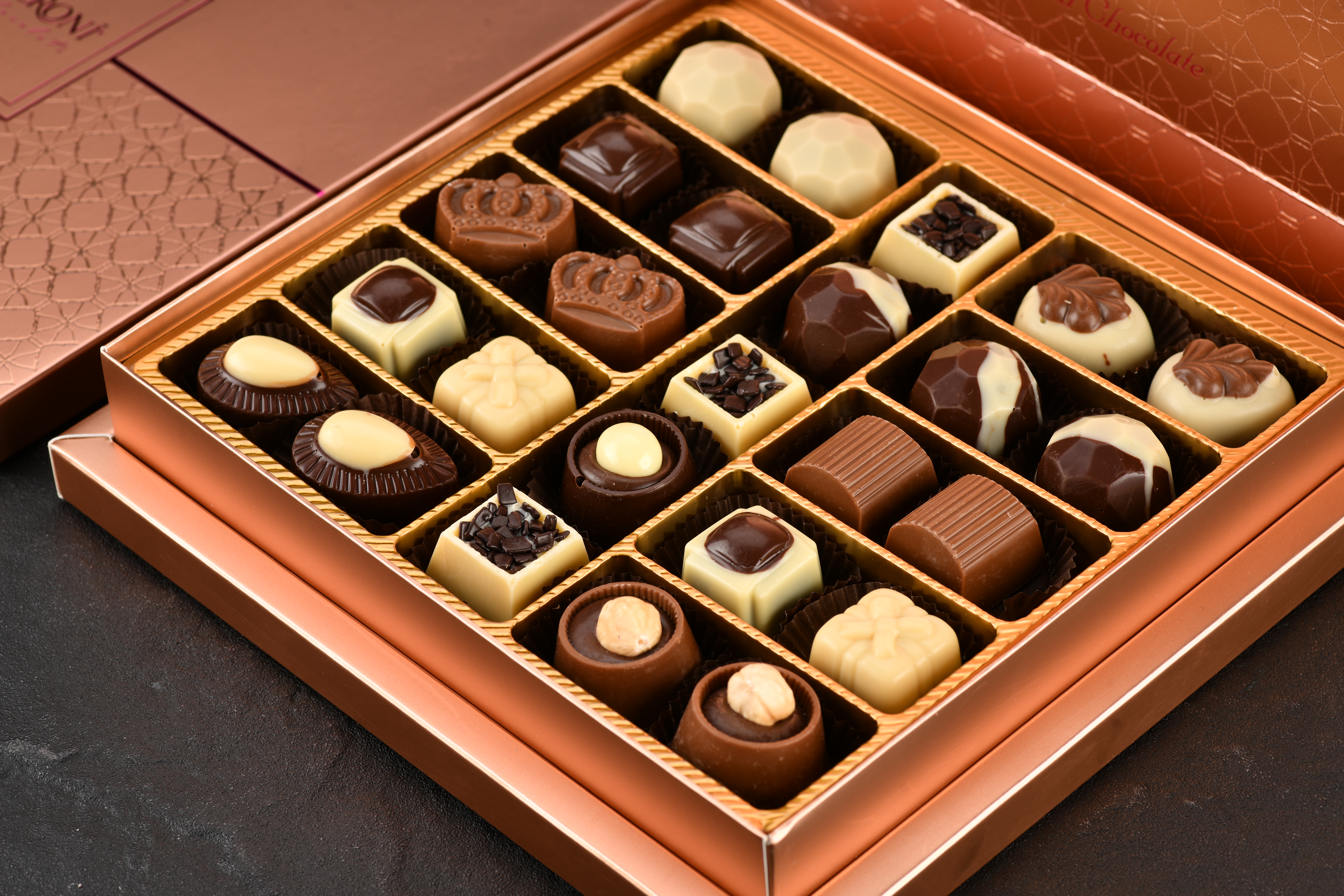 Lezzetin Taçlandığı Tat: Belçika Çikolatasıyla Üretilen Spesiyal ve Madlen Çikolatalar