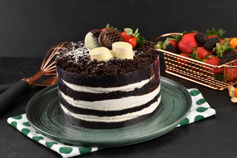 Çilekli Muzlu Oreolu Dark Velvet Pasta