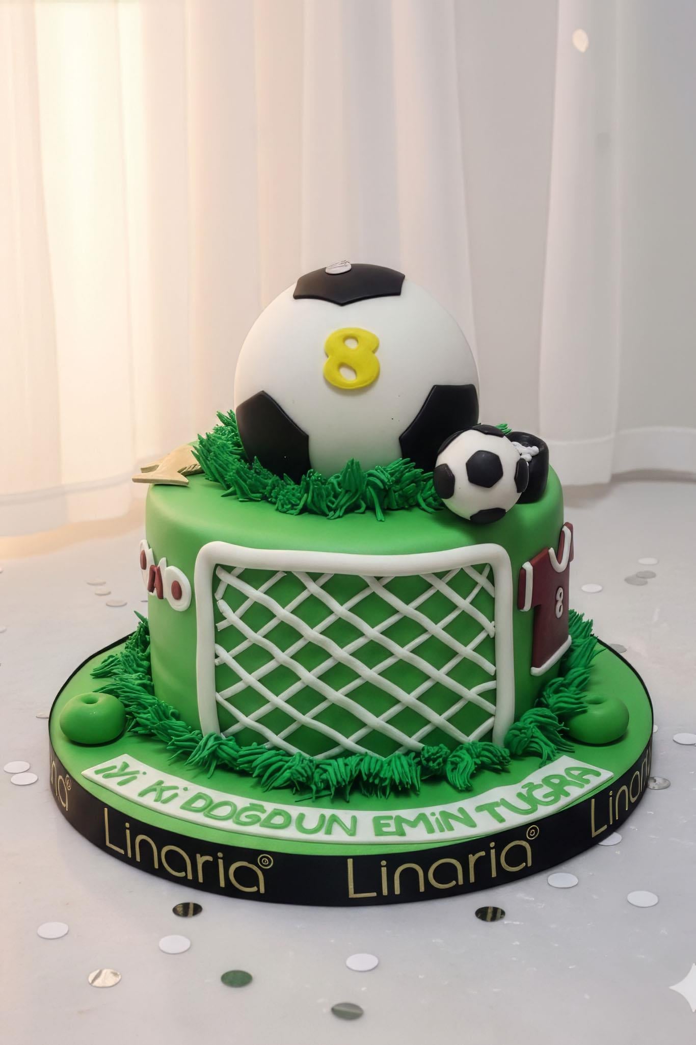 Şampiyonlar Sahada: Futbol Temalı Kişiye Özel Doğum Günü Pastası