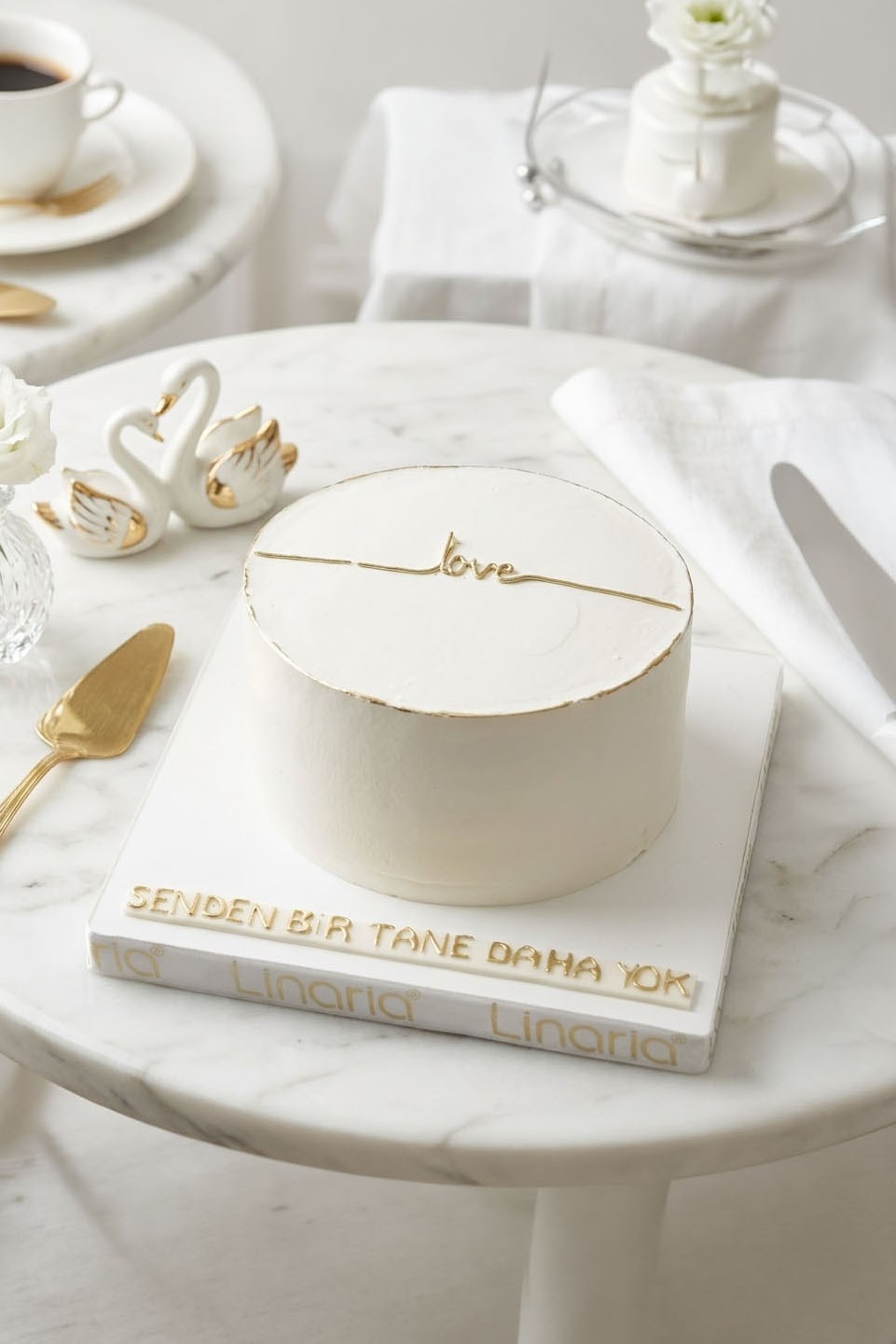 Altın Detaylı Minimalist Love Yaş Pasta