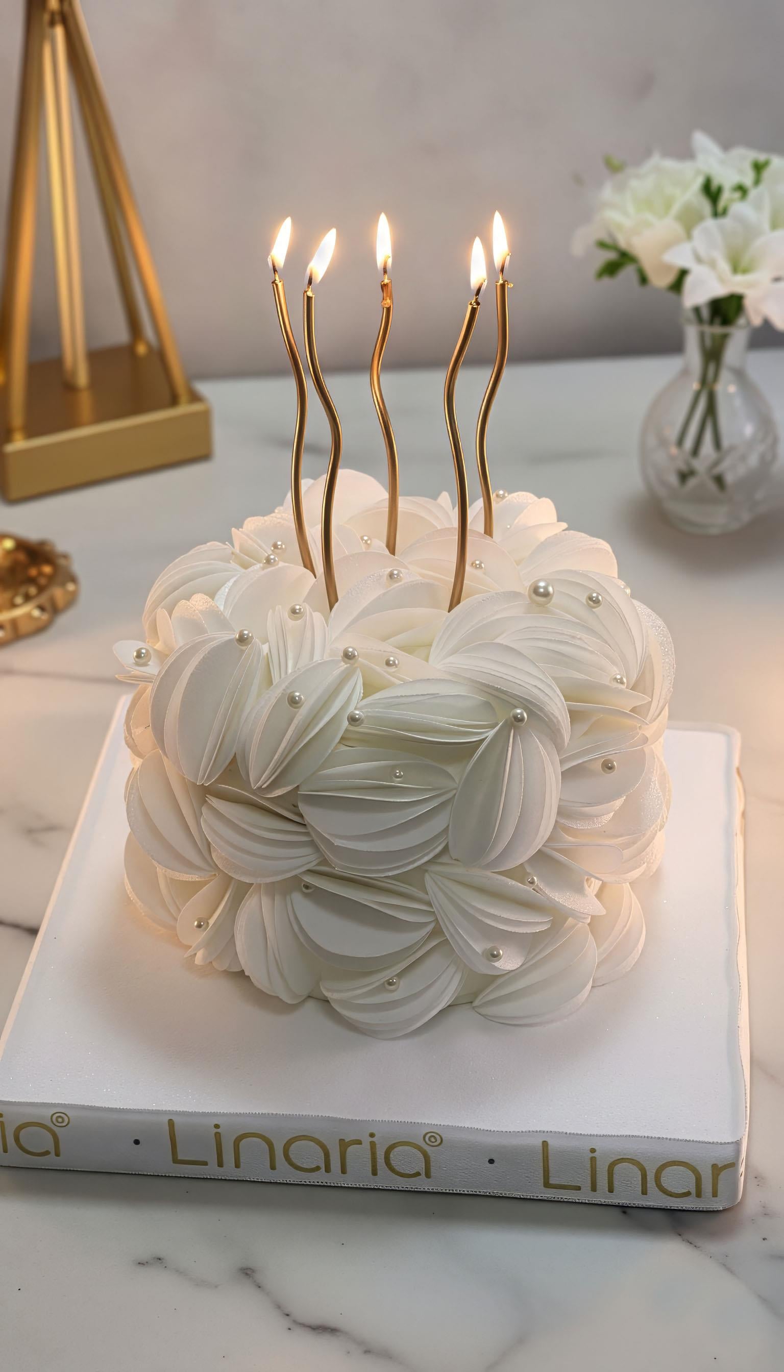 İnci Zarafeti: Modern Kıvrımlı Beyaz Tasarım Pasta