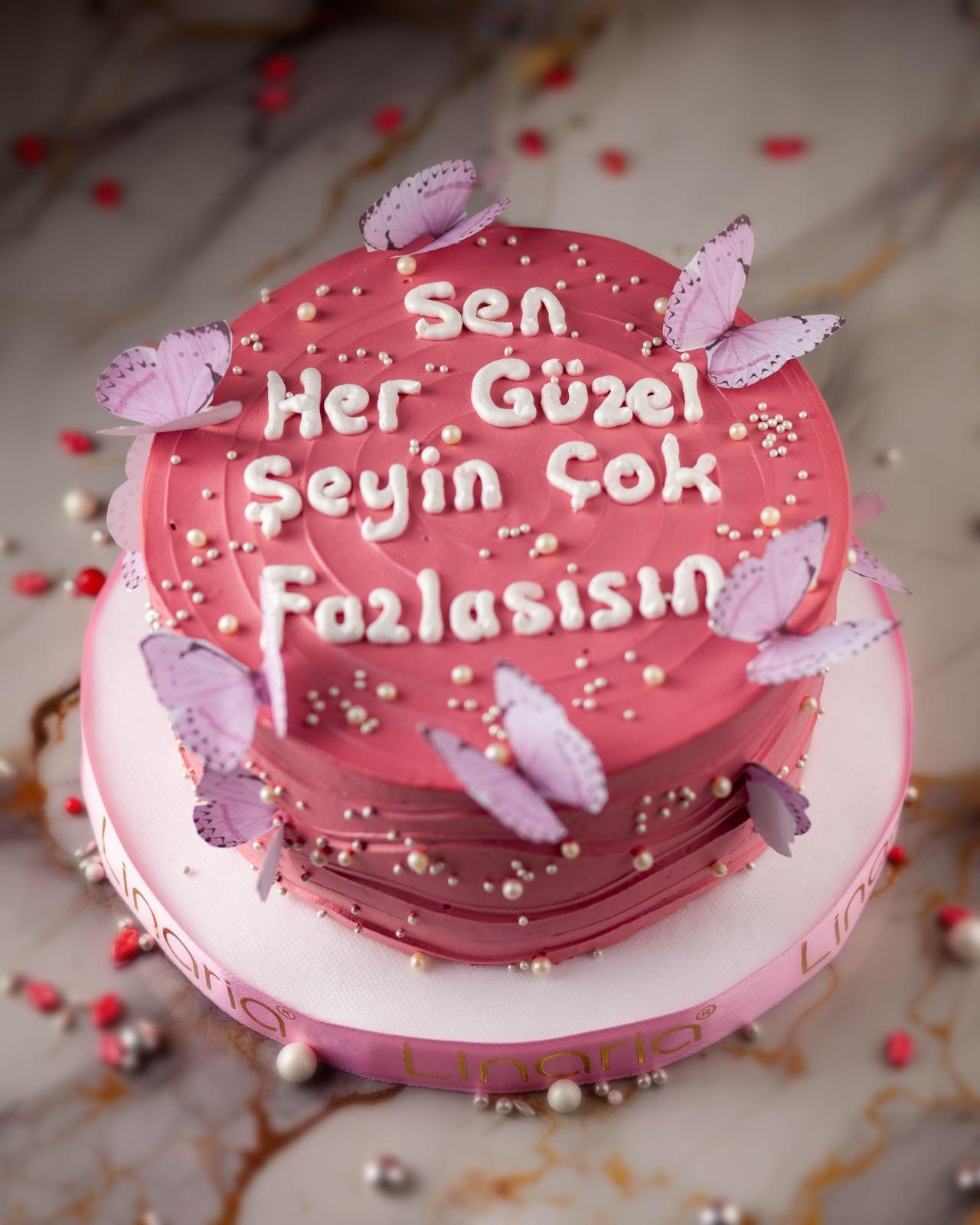 Pembe Kelebekli ve İncili Doğum Günü Pastası