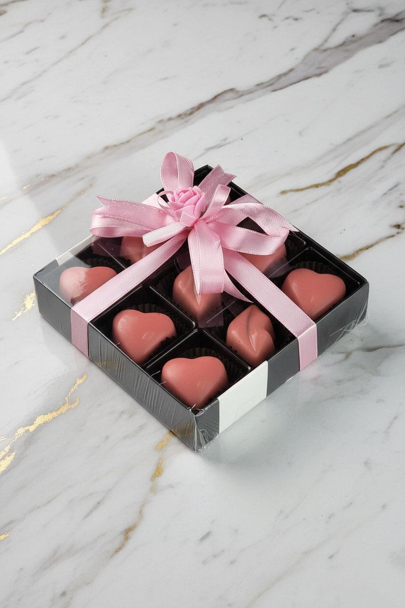 Romantik Esinti Dokuzlu Kalp Madlen Çikolata Kutusu