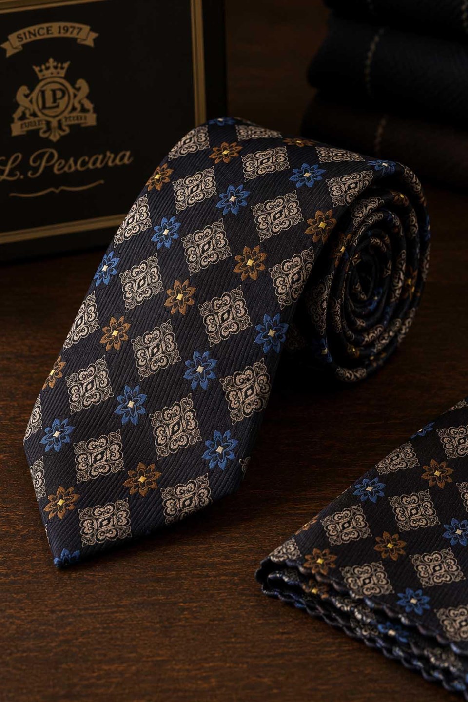 Kahverengi Motif Desen Mendilli Klasik Kravat KK13940