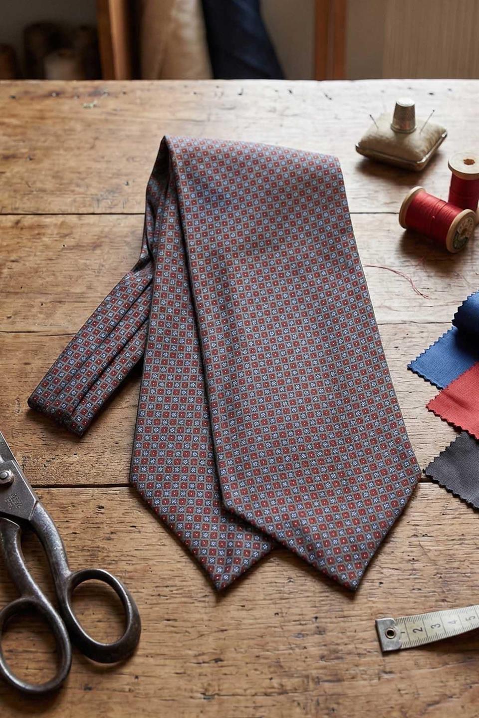 Kare Desen Füme İtalyan İpek Ascot Kravat SAC30