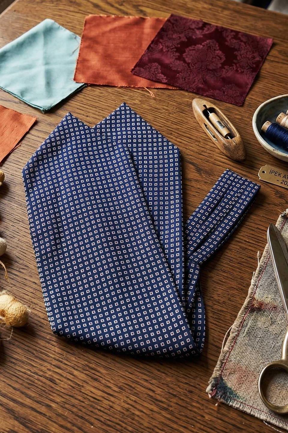 Kare Desen Lacivert İtalyan İpek Ascot Kravat SAC25