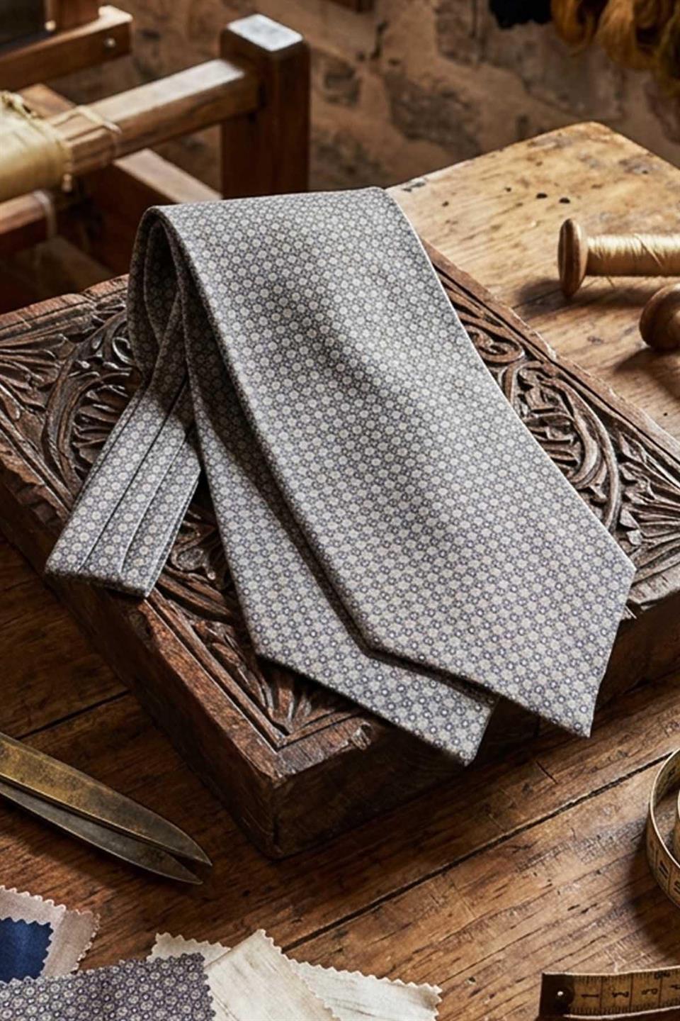 Küçük Desen Gri İtalyan İpek Ascot Kravat SAC12