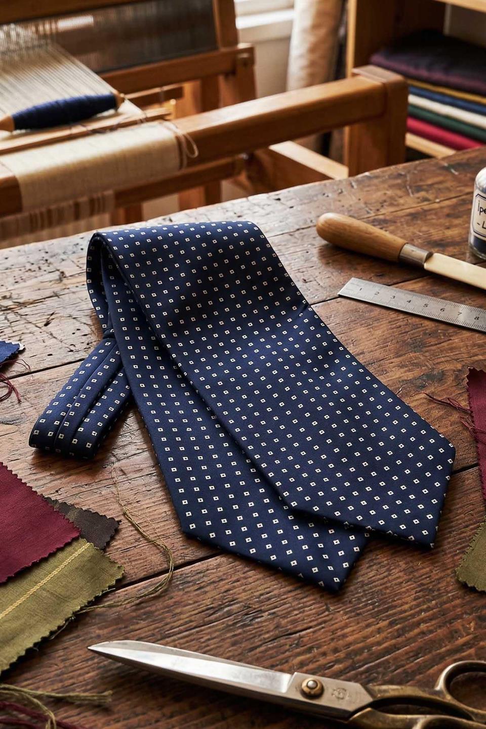 Küçük Desen Lacivert İtalyan İpek Ascot Kravat SAC46