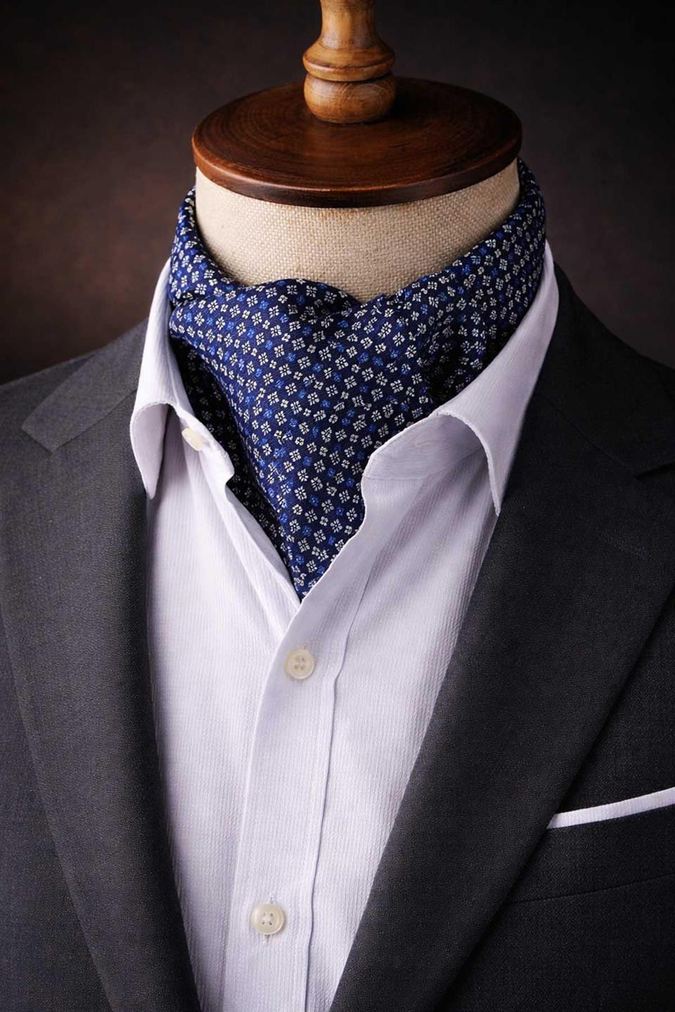 Küçük Desen Lacivert İtalyan İpek Ascot Kravat SAC05