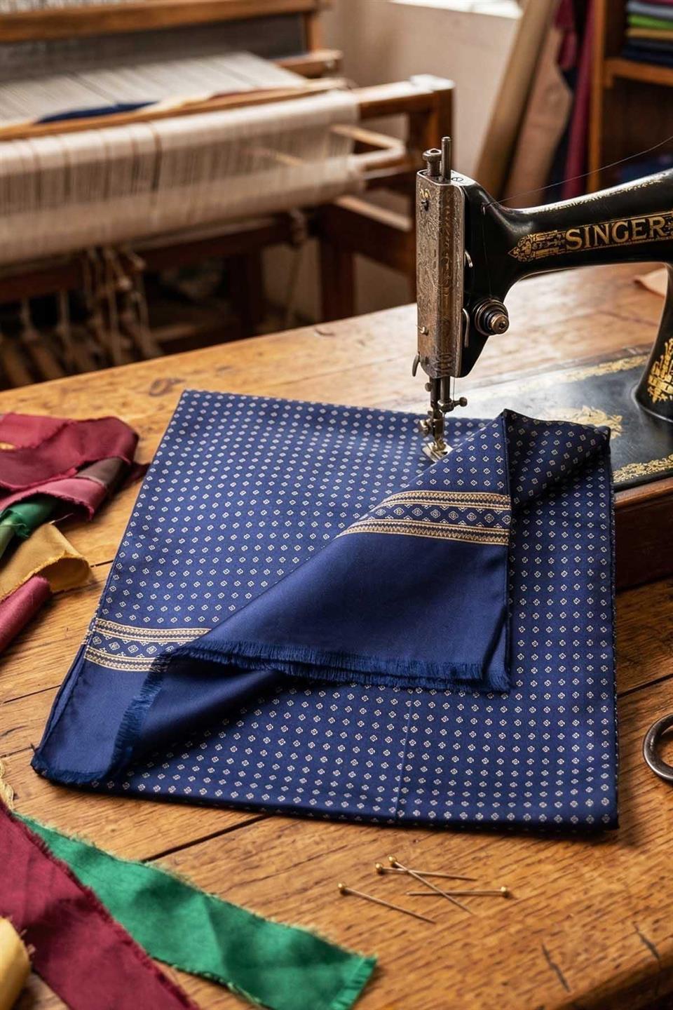 Küçük Desen Lacivert İtalyan İpek Ascot Kravat SAC02