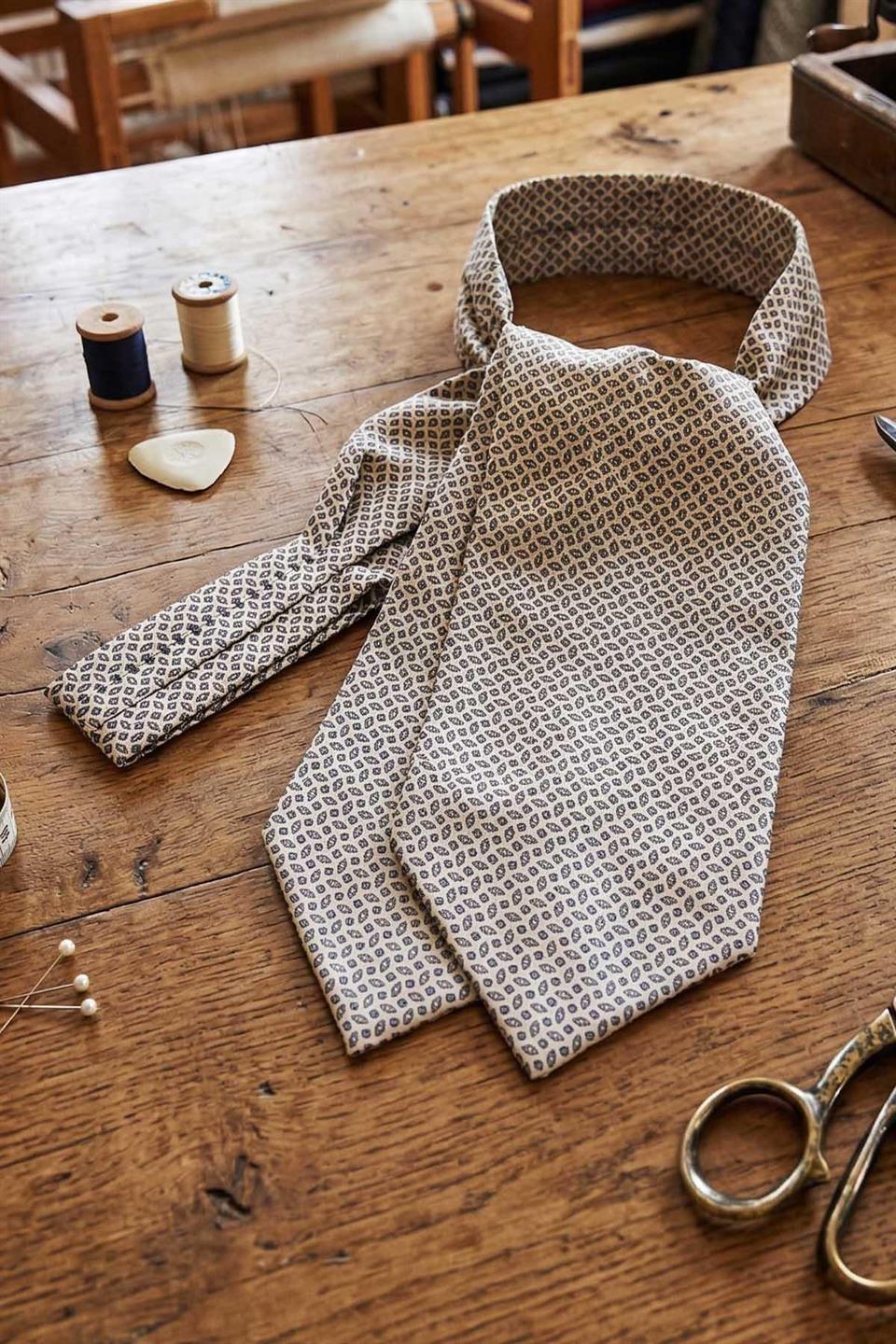 Motif Desen Beyaz İtalyan İpek Ascot Kravat SAC40