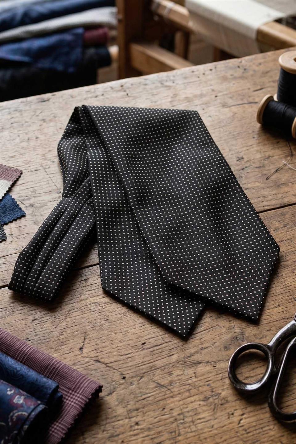 Puantiye Desen Siyah İtalyan İpek Ascot Kravat SAC51