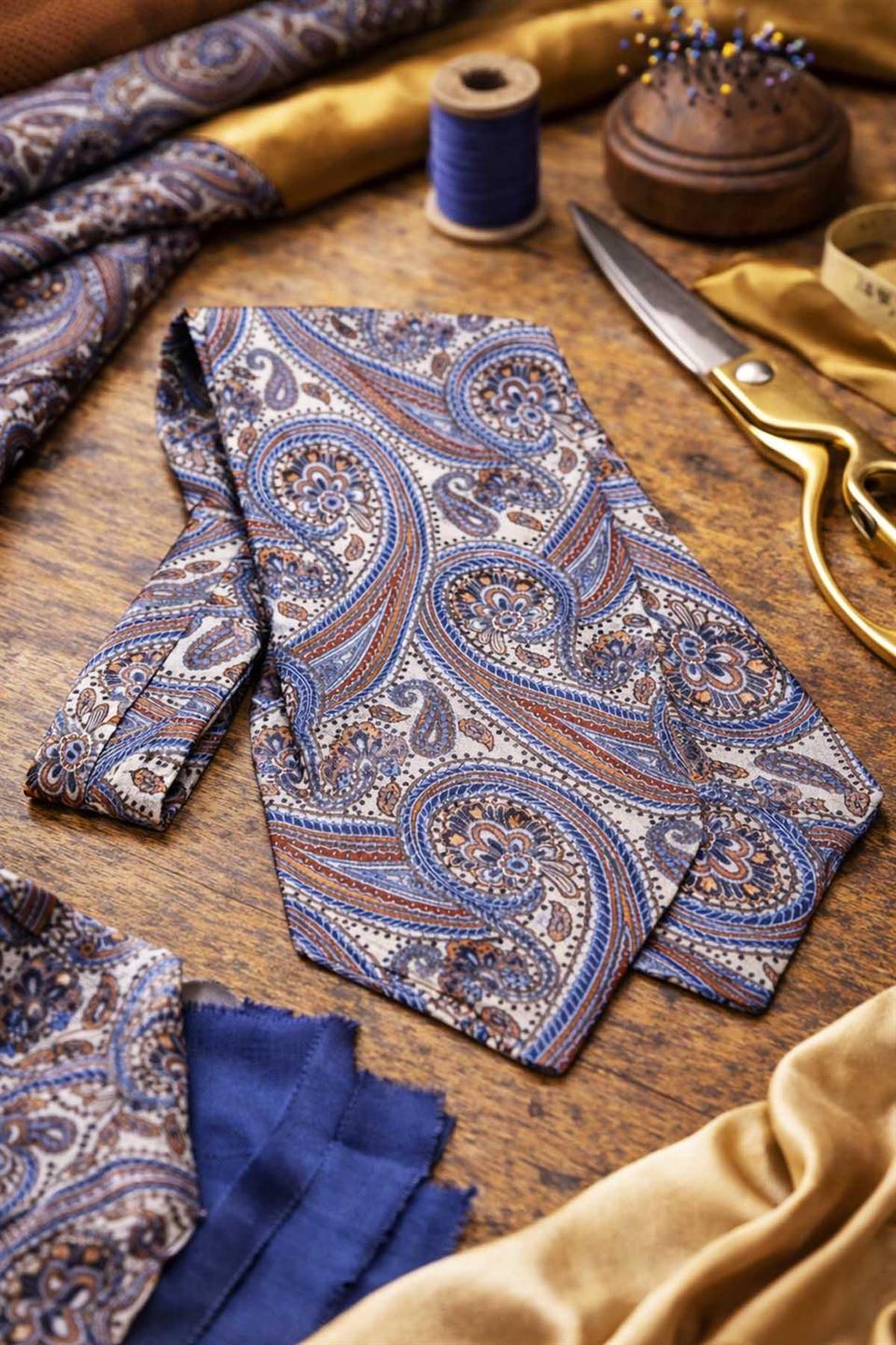 Şal Desen Beyaz İtalyan İpek Ascot Kravat SAC64