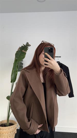 Astarlı Düğmeli Kısa Kaban Kahverengi