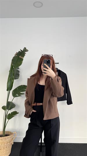 Astarlı Düğmeli Kısa Kaban Kahverengi