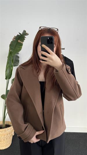 Astarlı Düğmeli Kısa Kaban Kahverengi